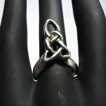 Keltischer Ring mit Triquetra