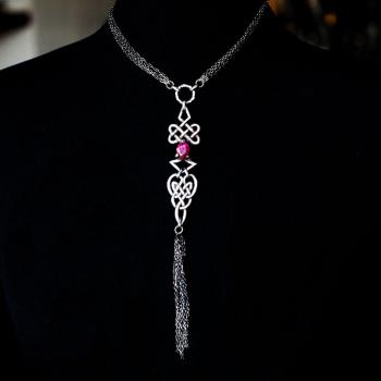 lange keltische Knotenkette mit Tassel und Rubin