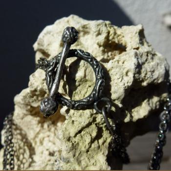 lange keltische Knotenkette mit Tassel und Rubin
