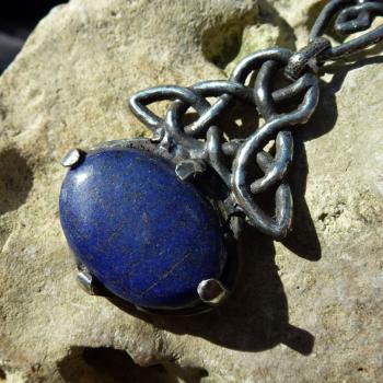 Kette mit Lapislazuli und keltischen Knoten