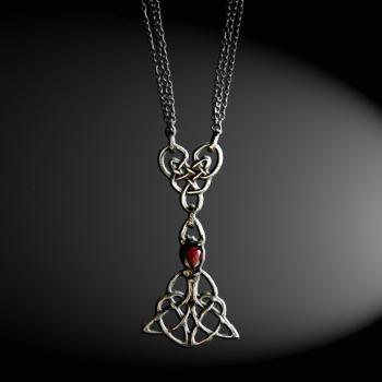 Kette mit Granat und keltischen Knoten