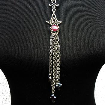 Tassel Collier mit keltischen Knoten und Rubin