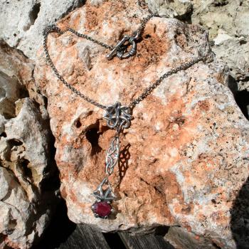 filigranes Collier mit keltischen Knoten und Rubin