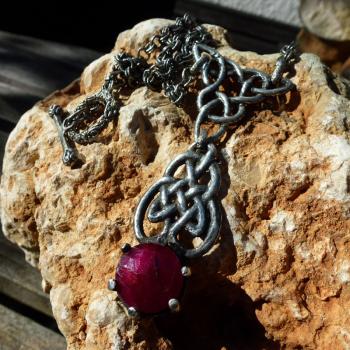 Keltische Kette mit Triquetra und echtem Rubin