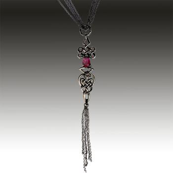 lange keltische Knotenkette mit Tassel und Rubin