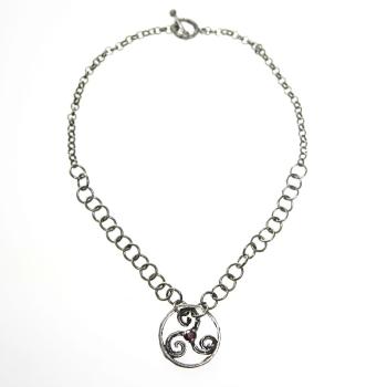 Kette mit Triskele und Granat