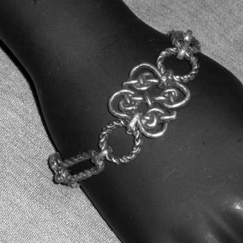 Keltisches Armband mit Doppelherz-Knoten