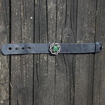 Lederarmband mit Smaragd