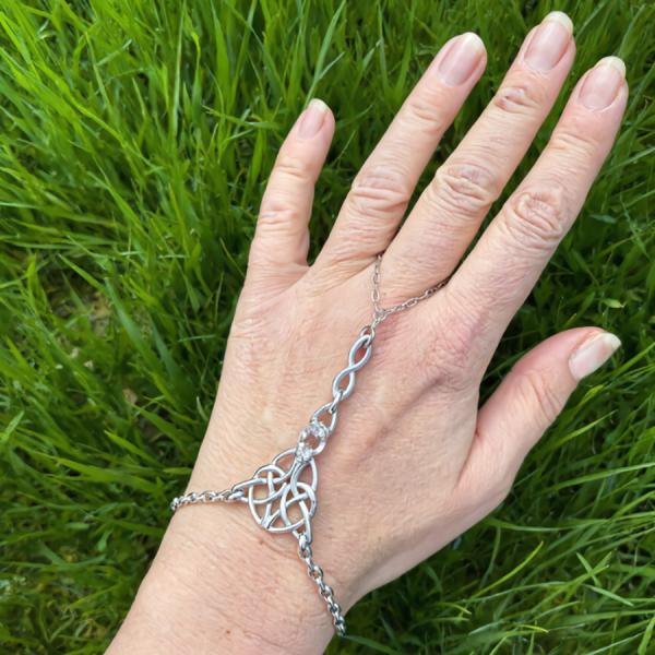 Handschmuck aus Edelstahl mit echtem Stein