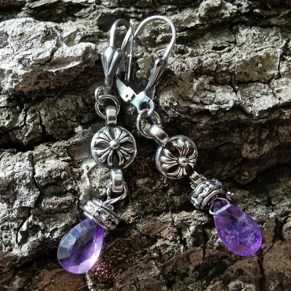 Ohrringe aus Edelstahl mit facettiertem Amethysttropfen im Checkers Cut