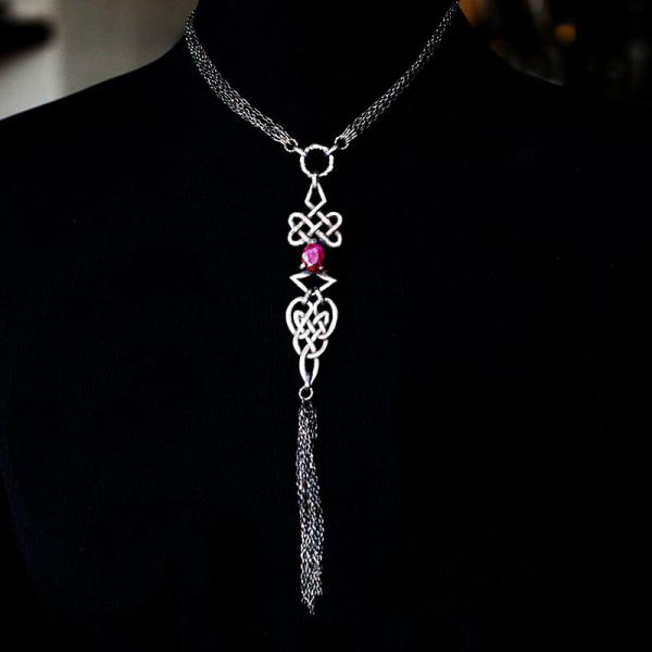 lange keltische Knotenkette mit Tassel und Rubin