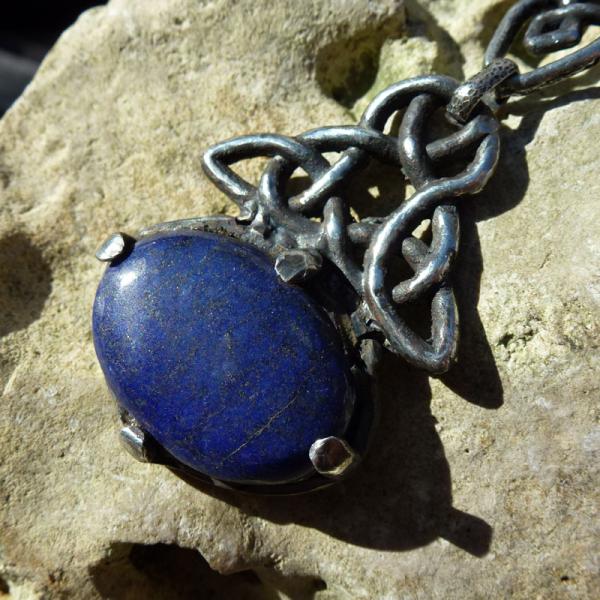Kette mit Lapislazuli und keltischen Knoten