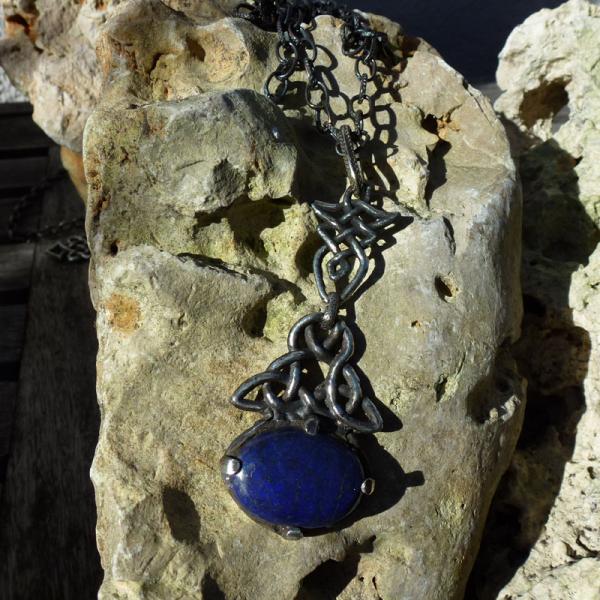 Kette mit Lapislazuli und keltischen Knoten