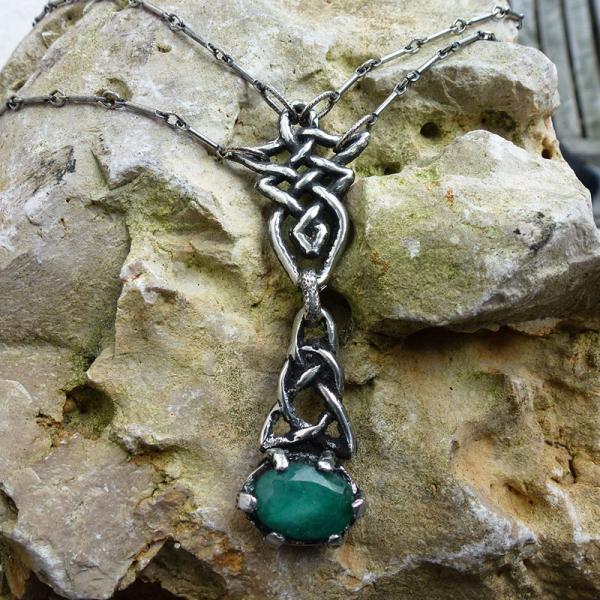 Collier mit Doppelkette und Smaragd