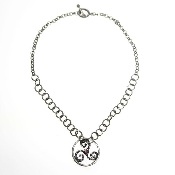 Kette mit Triskele und Granat