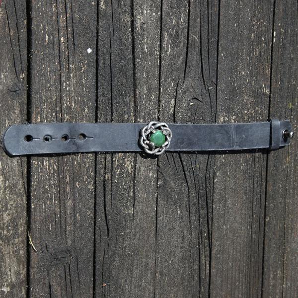 Lederarmband mit Smaragd