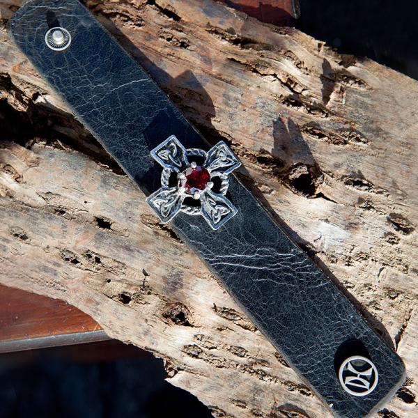 keltisches lederamband-kreuz-granat