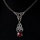 Keltische Kette mit Triquetra und echtem Rubin